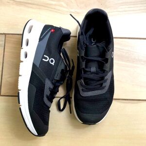 On cloud running shoes size 6